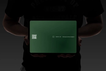 A cover of "iPad Pro dark mode" cluster. The owner is devicegraphics. The cluster description is "iPad Pro Collection by Device.Graphics™ with a dark background.". The cluster consists of 39 elements.