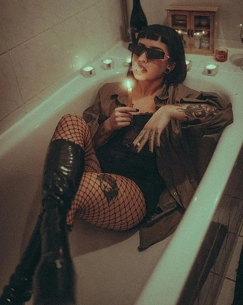 A cover of "bad bitch" cluster. The owner is formasdever. The cluster consists of 4 elements.