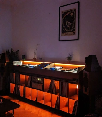 A cover of "lo tech" cluster. The owner is gecko.infinite. The cluster consists of 81 elements.