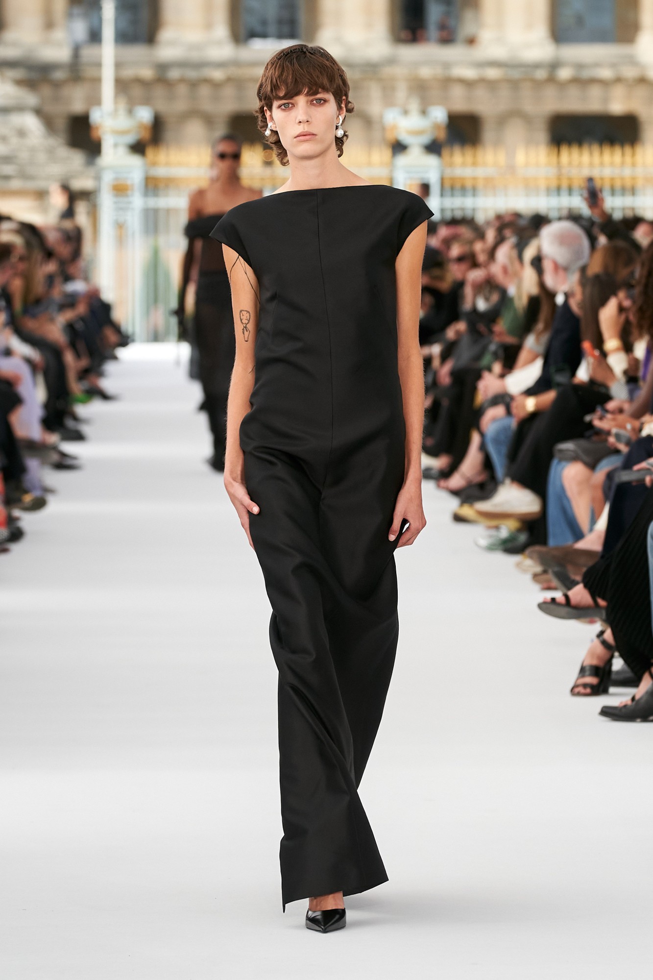 An image added by mikki on Sep 29, 2023. May present: joint, neck, fashion, sleeve, fashion design.