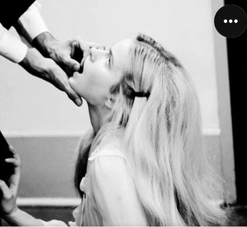 A cover of "Women" cluster. The owner is maksim.soltan. The cluster consists of 666 elements.