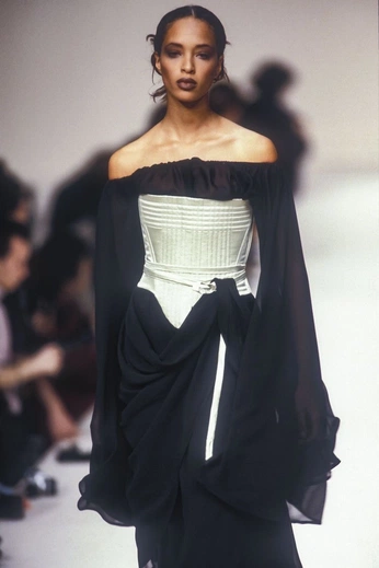 A cover of "Body draping" cluster. The owner is sayco. The cluster consists of 2 elements.