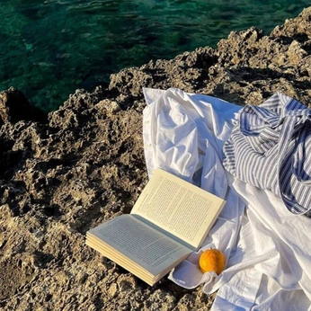 A cover of "Calming things" cluster. The owner is esthergreenwood. The cluster consists of 30 elements.