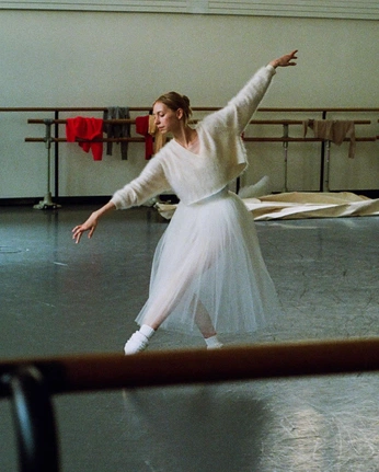 A cover of "2025" cluster. The owner is esthy. The cluster consists of 32 elements.