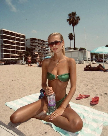 A cover of "Editorial" cluster. The owner is taki183. The cluster consists of 8 elements.