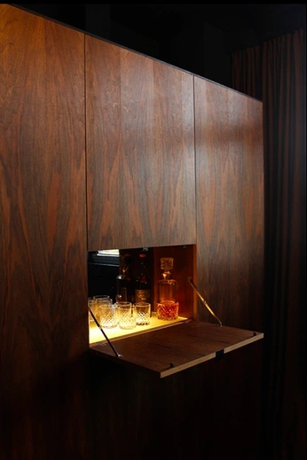 A cover of "cocktail cabinet" cluster. The owner is qdesire. The cluster consists of 3 elements.