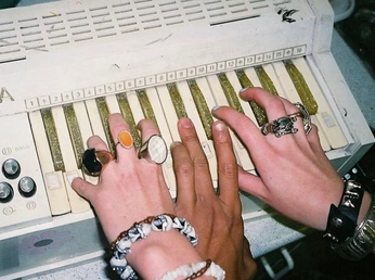 A cover of "Kirtan" cluster. The owner is loukalu. The cluster consists of 3 elements.