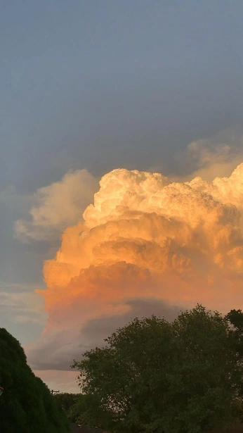 A cover of "nuages" cluster. The owner is mathildesirois. The cluster consists of 4 elements.