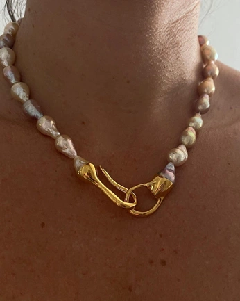 A cover of "Jewellery" cluster. The owner is r.francisco. The cluster description is "Some poses inspo". The cluster consists of 18 elements.