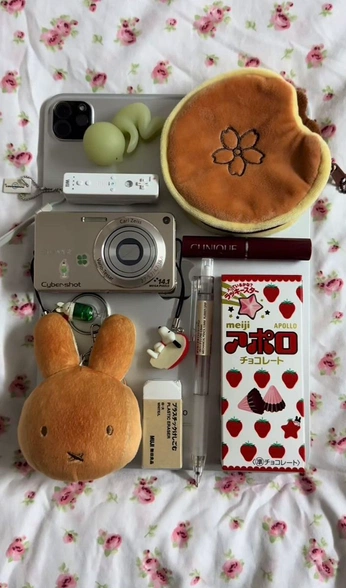 A cover of "aesthetic stuffs" cluster. The owner is lynnlenn. The cluster consists of 1 element.