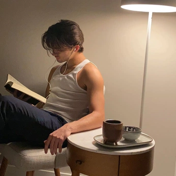 A cover of "pink purple blue panic" cluster. The owner is aaabbbcccdddeee. The cluster consists of 14 elements.