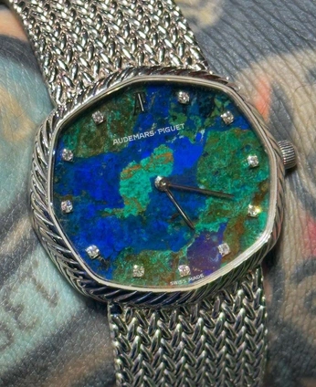 A cover of "Watch my watch" cluster. The owner is millerbence. The cluster consists of 3 elements.