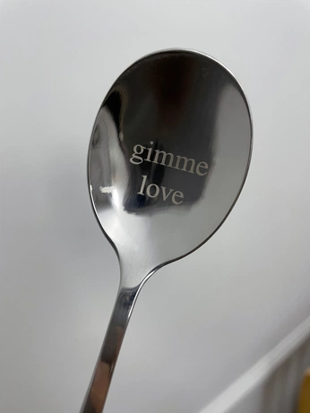 A cover of "gimme love" cluster. The owner is momoyaro. The cluster consists of 3 elements.