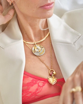 A cover of "Foundrae" cluster. The owner is aaronweiss. The cluster consists of 206 elements.