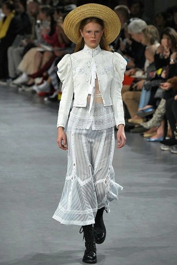 A cover of "Fashion Thaugths" cluster. The owner is dumptrashproyect. The cluster consists of 16 elements.