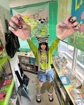 A cover of "nails" cluster. The owner is whoisreth. The cluster consists of 8 elements.