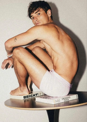 A cover of "SHOOT FOR MEN" cluster. The owner is woi.journal. The cluster consists of 3 elements.