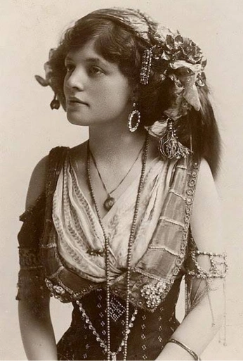 A cover of "People" cluster. The owner is cavernism. The cluster consists of 5 elements.