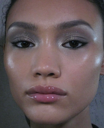 A cover of "makeup" cluster. The owner is pikapeanuts. The cluster consists of 28 elements.