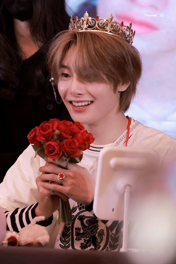 A cover of "♡ Jeongin ♡" cluster. The owner is frequentlykit. The cluster consists of 368 elements.