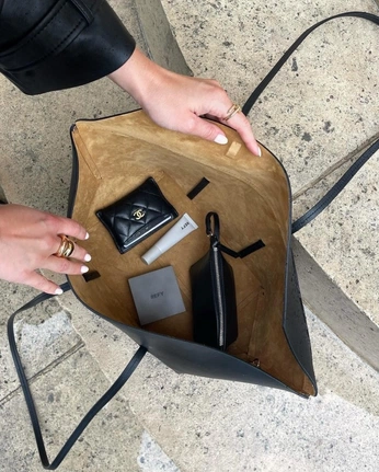 A cover of "Leather Bag" cluster. The owner is annakhaninyan. The cluster consists of 1 element.