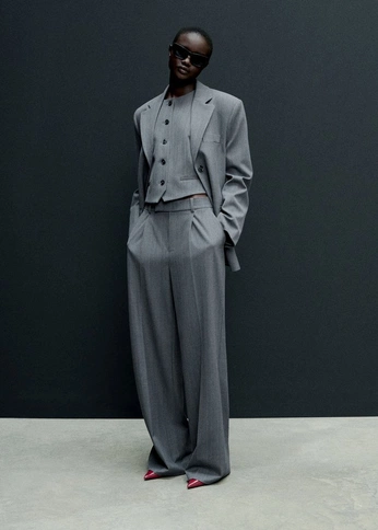 A cover of "Woman tailoring" cluster. The owner is apthreads. The cluster consists of 23 elements.