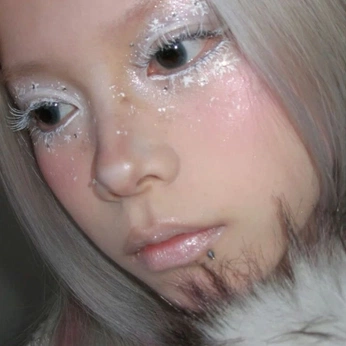 A cover of "echoes make up" cluster. The owner is luciamc12. The cluster consists of 8 elements.