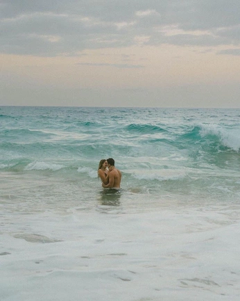 A cover of "Beach date" cluster. The owner is mariashumanovich. The cluster consists of 26 elements.