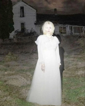 A cover of "nari / a dream." cluster. The owner is janthinas. The cluster description is "i cannot hold you. your vertebrae cut into my fingers.". The cluster consists of 25 elements.