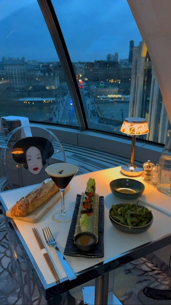 A cover of "Paris" cluster. The owner is why. The cluster consists of 10 elements.