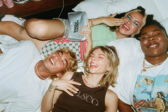 A cover of "friend group pose" cluster. The owner is alemenmen. The cluster consists of 1 element.