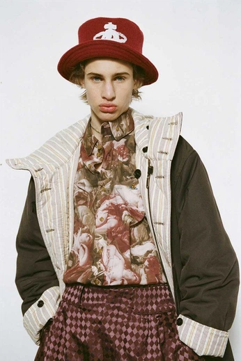 A cover of "Looks" cluster. The owner is florbarella. The cluster consists of 4 elements.