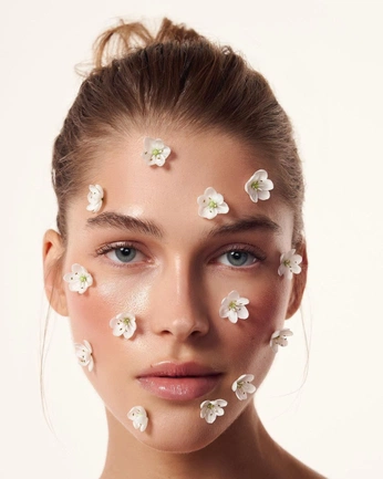 A cover of "Makeup" cluster. The owner is murms. The cluster consists of 3 elements.