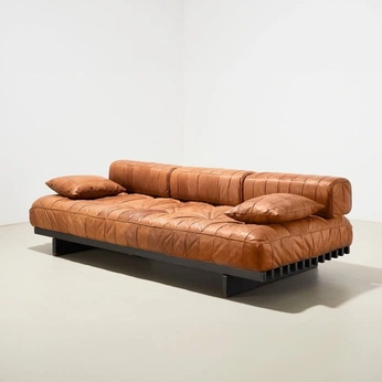 A cover of "Intra" cluster. The owner is brut133. The cluster consists of 7 elements.