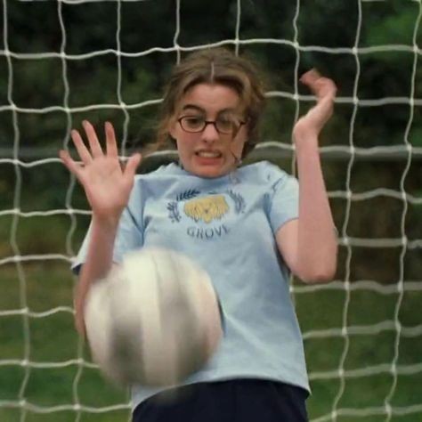 A still of Anne Hathaway as Mia Thermopolis in the 2001 film The Princess Diaries.
