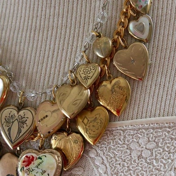 A cover of "vintage" cluster. The owner is yourivygrows. The cluster consists of 7 elements.