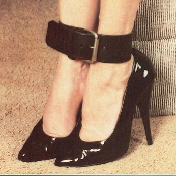 A cover of "julia" cluster. The owner is legly. The cluster description is "wedding gowns, seduction, murder, hell & kink.". The cluster consists of 90 elements.