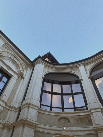 A cover of "Outside" cluster. The owner is vacantsouls. The cluster description is "Seems like you always stand outside of building, sometimes of life". The cluster consists of 6 elements.