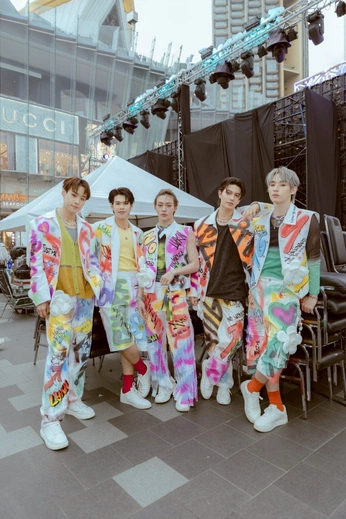 A cover of "lykn" cluster. The owner is emojackolantern. The cluster consists of 64 elements.