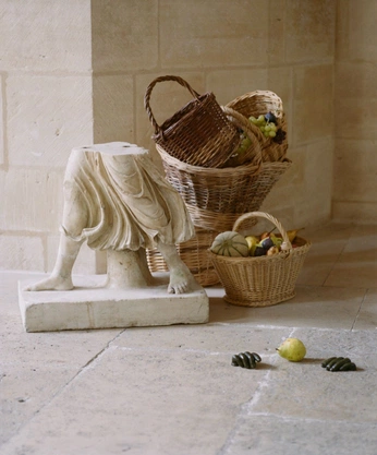 A cover of "Mythes" cluster. The owner is lucillia. The cluster description is "scenographie , antiques , sculpture, galerie chenel". The cluster consists of 1 element.