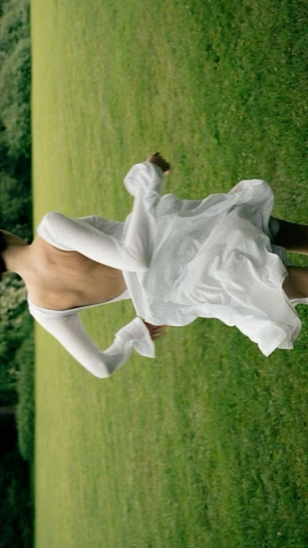 A cover of "Editorial Poses" cluster. The owner is eirenelara. The cluster consists of 3 elements.