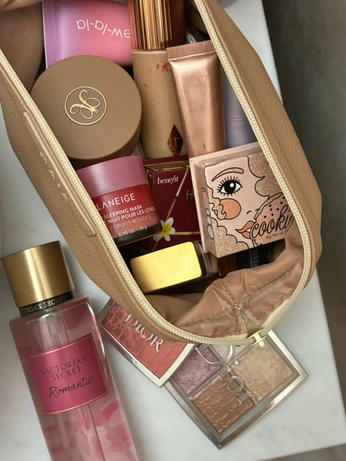 A cover of "making myself pretty" cluster. The owner is charlotte83. The cluster consists of 16 elements.