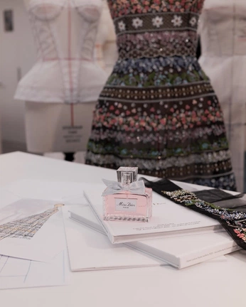 A cover of "Couture" cluster. The owner is dramax. The cluster consists of 4 elements.