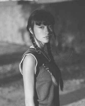 A cover of "female gaze" cluster. The owner is darkerdaes. The cluster consists of 1 element.