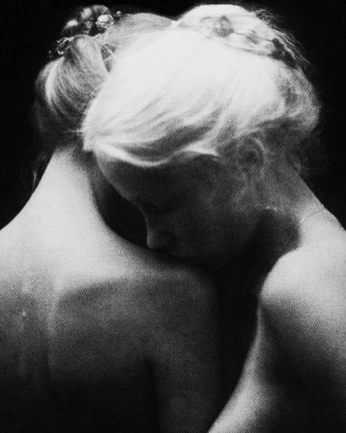 A cover of "HOUSE TARGARYEN" cluster. The owner is moonymeadows. The cluster consists of 16 elements.