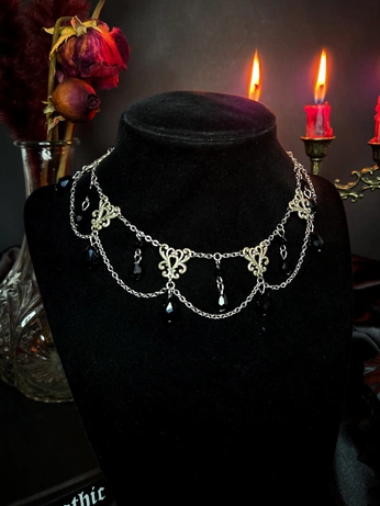 A cover of "chokers" cluster. The owner is bokkybok. The cluster consists of 4 elements.