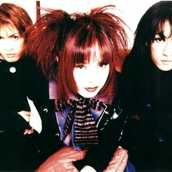 A cover of "𖤐" cluster. The owner is shazna. The cluster description is "vkei". The cluster consists of 6 elements.