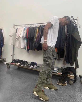 A cover of "HOMME" cluster. The owner is georgenaux. The cluster consists of 18 elements.