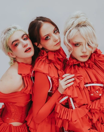 A cover of "Three person shoot" cluster. The owner is r.francisco. The cluster consists of 10 elements.