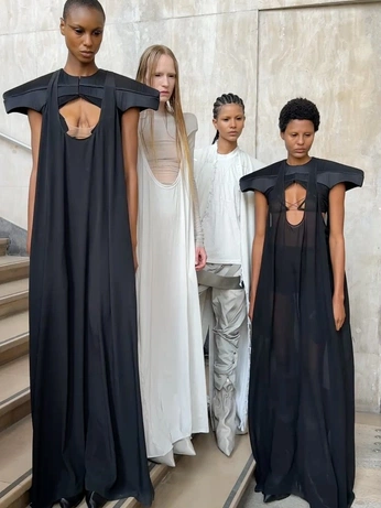 A cover of "RO" cluster. The owner is yungpoupy. The cluster consists of 1 element.